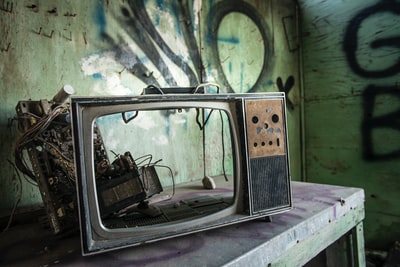 房间内灰色木桌上的复古电视